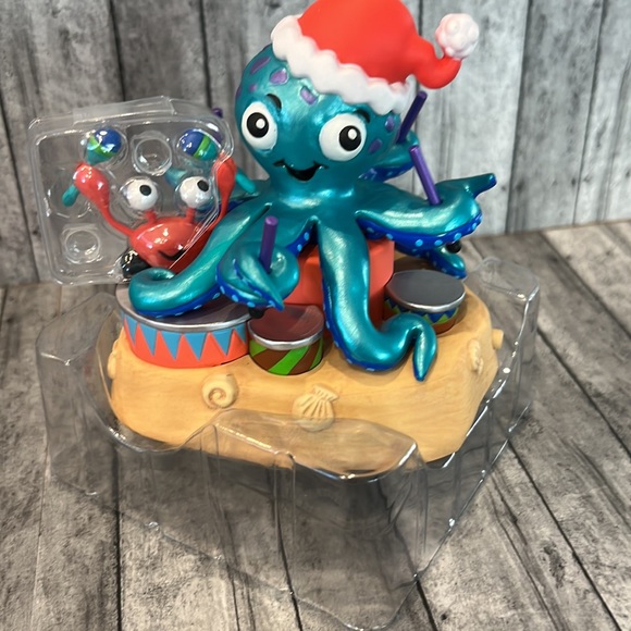 Festive Octopus - Picture 3 of 7